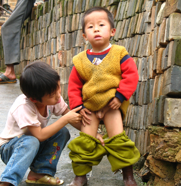 在村头,一位小姐姐给弟弟拉下裤头,露出"小鸡鸡",然后姐姐的小嘴巴中