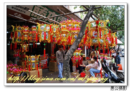 在我的家乡,每年农历正月初十,就是"上灯节".