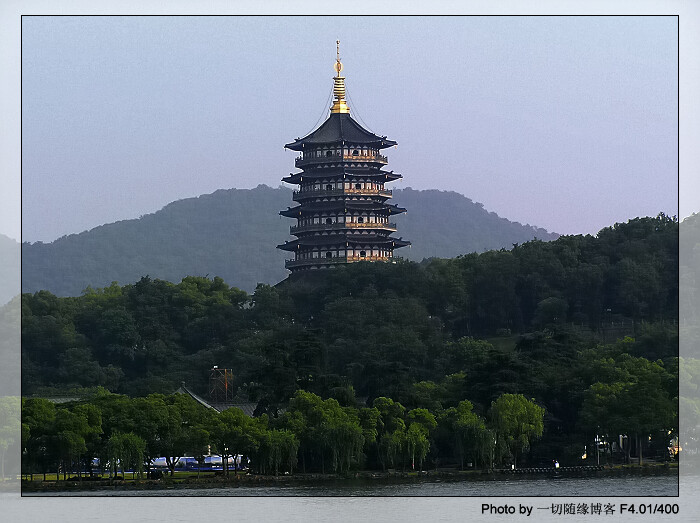 雷峰塔曾是西湖的标志性景点,旧时雷峰塔与北山的保俶塔,一南一